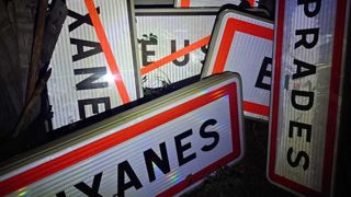 Une cinquantaine d'agriculteurs des Pyrénées-Orientales ont retiré les panneaux des entrées et sorties de cent communes de leur département pour réclamer de l'aide au nouveau gouvernement. Une cinquantaine d'agriculteurs des Pyrénées-Orientales ont retiré les panneaux des entrées et sorties de cent communes de leur département pour réclamer de l'aide au nouveau gouvernement.