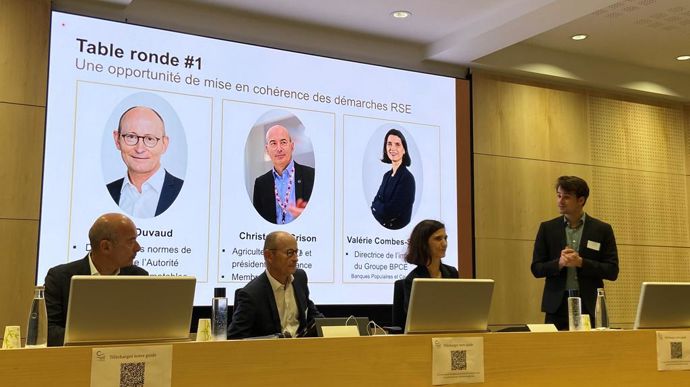 L'une des tables rondes de la Matinale CSRD de La Coopération agricole, mardi 24 septembre, à Paris, a réuni Christophe Grison, président de Valfrance, Eric Duvaud, directeur des normes de durabilité à l’Autorité des normes comptables, et Valérie Combes-Santonja, du groupe BPCE. A droite, Quentin Pauchard, animateur de l'évènement et responsable RSE chez LCA.