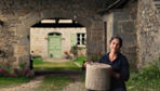 L'éleveuse Caroline Carette ouvre sa ferme aux visiteurs pour leur faire partager sa passion, la fabrication de son fromage AOP Laguiole.