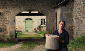 L'éleveuse Caroline Carette ouvre sa ferme aux visiteurs pour leur faire partager sa passion, la fabrication de son fromage AOP Laguiole. L'éleveuse Caroline Carette ouvre sa ferme aux visiteurs pour leur faire partager sa passion, la fabrication de son fromage AOP Laguiole.