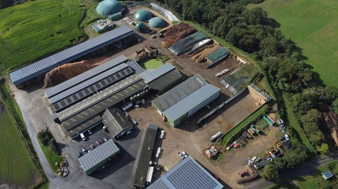 Méthanisation et photovoltaïque complètent l'atelier lait à la ferme des moulins de Kerollet (56)