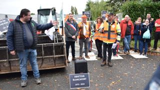 Le 9 octobre 2024, éleveurs, céréaliers, salariés de l’abattoir et élus locaux se sont rassemblés pour dénoncer l'éventuelle fermeture de l'abattoir de Blancafort. Le 9 octobre 2024, éleveurs, céréaliers, salariés de l’abattoir et élus locaux se sont rassemblés pour dénoncer l'éventuelle fermeture de l'abattoir de Blancafort.
