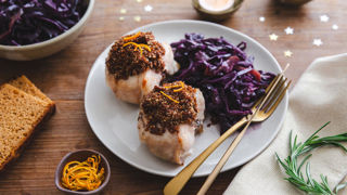 Râbles en croûte de pain d’épices, chou rouge aux pommes.