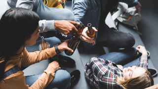 Les fêtes sont l'occasion pour certains adolescents de consommer de grandes quantités d'alcool. Les fêtes sont l'occasion pour certains adolescents de consommer de grandes quantités d'alcool.