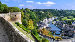 Le château de Dinan et ses remparts offrent une vue imprenable sur la ville et ses alentours. Le château de Dinan et ses remparts offrent une vue imprenable sur la ville et ses alentours.