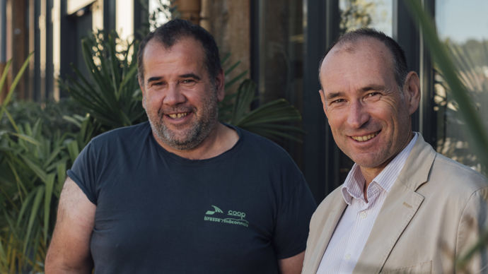 « Nous sommes peut-être la plus petite coopérative d'approvisionnement agricole de France, mais nous arrivons à distribuer des ristournes à nos adhérents ! », se défend Christophe Morel (à g.), président de la coopérative Bresse Mâconnais, aux côtés du directeur général, Thomas Aubry.
