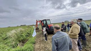 Le 25 septembre 2024, à Aix-en-Pévèle, les agriculteurs ont pointé du doigt les difficultés réglementaires pour le curage des fossés le long des parcelles. Le 25 septembre 2024, à Aix-en-Pévèle, les agriculteurs ont pointé du doigt les difficultés réglementaires pour le curage des fossés le long des parcelles.