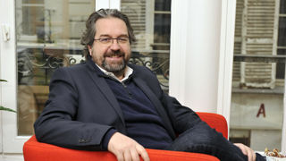 Nicolas Chabanne, fondateur de la marque C'est qui le Patron ?!, souligne la nécessité de trouver une solution pour les éleveurs délaissés par Lactalis. Nicolas Chabanne, fondateur de la marque C'est qui le Patron ?!, souligne la nécessité de trouver une solution pour les éleveurs délaissés par Lactalis.