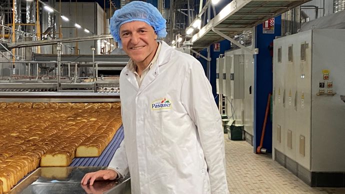 Anthony Thuaud, pilote de l’engagement sociétal du groupe et DG de l’activité biscottes. Ici une ligne de production de tartines de pain brioché grillé sur le site de Brissac-Quincé (49).