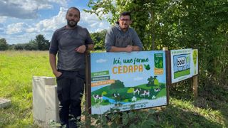 Charles et Jean-Marie mettent en avant des affiches du Cedapa installées devant les fermes herbagères, pour promouvoir une campagne vivante et des paysans nombreux. Charles et Jean-Marie mettent en avant des affiches du Cedapa installées devant les fermes herbagères, pour promouvoir une campagne vivante et des paysans nombreux.