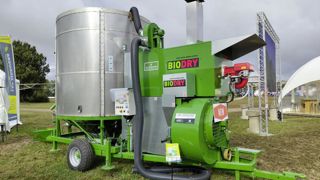 La gamme de séchoirs mobiles Biodry évite tout contact entre les hydrocarbures brulés et la récolte. La gamme de séchoirs mobiles Biodry évite tout contact entre les hydrocarbures brulés et la récolte.