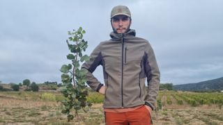 « Cette culture donnera l’opportunité à des jeunes de s’installer », estime Léo Hemmer Bury, qui a planté 0,5 ha de pistachiers à Maury (Pyrénées-Orientales). « Cette culture donnera l’opportunité à des jeunes de s’installer », estime Léo Hemmer Bury, qui a planté 0,5 ha de pistachiers à Maury (Pyrénées-Orientales).