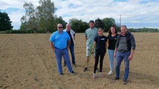 Cédric Larrieu (au centre), accompagné de sa famille et de Yannick Masmondet (à gauche) et Thierry Laplaige (à droite), patron et associé d'Oil'live green, qui lui achèteront sa production de caroubes.