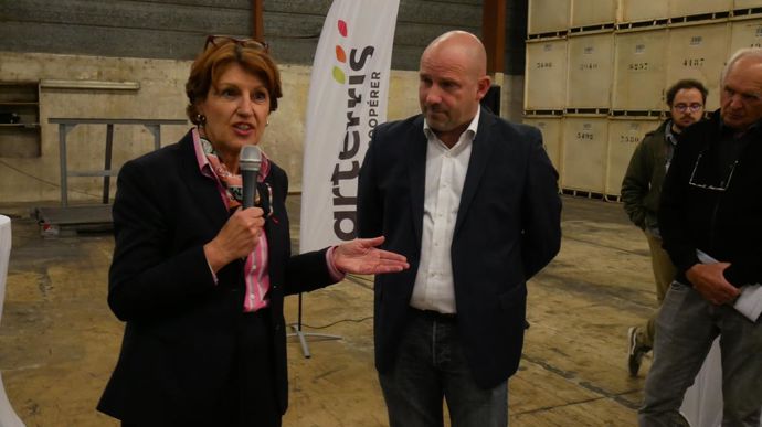 La ministre de l'Agriculture, Annie Genevard, a redit sa volonté de « trouver des solutions d'avenir » au sujet de l'eau, lors d'un déplacement, lundi 4 novembre, chez Arterris (ici avec le président Jean-François Naudy).