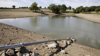 Le fonds hydraulique agricole contribue à accompagner et accélérer la réalisation des projets locaux et à soutenir les efforts demandés aux agriculteurs pour une gestion plus sobre et plus efficace de la ressource en eau. Le fonds hydraulique agricole contribue à accompagner et accélérer la réalisation des projets locaux et à soutenir les efforts demandés aux agriculteurs pour une gestion plus sobre et plus efficace de la ressource en eau.
