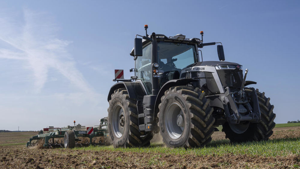 Notre Massey Ferguson 8S.265 d’essai s’équipe de la transmission Dyna E-Power, une semi-powershift robotisée à double embrayage totalisant 4 gammes mécaniques et 7 powershifts.