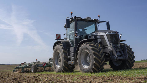 Notre Massey Ferguson 8S.265 d’essai s’équipe de la transmission Dyna E-Power, une semi-powershift robotisée à double embrayage totalisant 4 gammes mécaniques et 7 powershifts. Notre Massey Ferguson 8S.265 d’essai s’équipe de la transmission Dyna E-Power, une semi-powershift robotisée à double embrayage totalisant 4 gammes mécaniques et 7 powershifts.