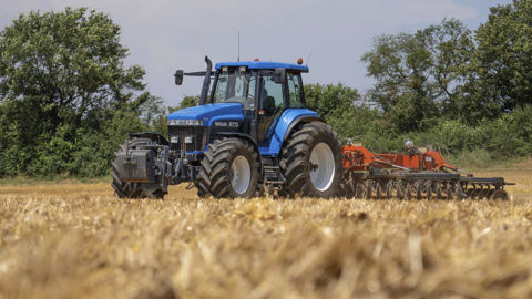 Le New Holland 8770 au cover-crop ronronne à merveille avec son six-cylindres et sa transmission full-powershift. Le New Holland 8770 au cover-crop ronronne à merveille avec son six-cylindres et sa transmission full-powershift.