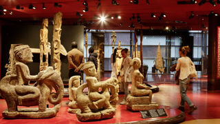 Le musée du Quai Branly, à Paris, propose un parcours sonore au sein de ses collections permanentes. Le musée du Quai Branly, à Paris, propose un parcours sonore au sein de ses collections permanentes.