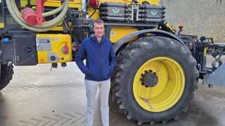 Sébastien Dereudre, agriculteur passionné par la protection des cultures, a optimisé sa pulvérisation en s'équipant du système Magrowtec. Sébastien Dereudre, agriculteur passionné par la protection des cultures, a optimisé sa pulvérisation en s'équipant du système Magrowtec.