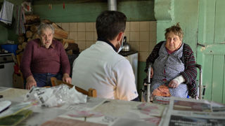 Dans le documentaire « Le Dernier Visiteur », Joseph, un jeune médecin de campagne, vient en aide aux vieux paysans isolés de la région. Dans le documentaire « Le Dernier Visiteur », Joseph, un jeune médecin de campagne, vient en aide aux vieux paysans isolés de la région.