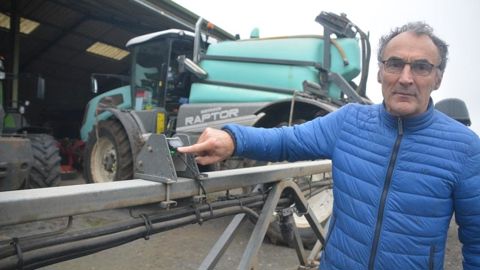 Onze caméras multispectrales, le long de la rampe, scrutent la parcelle pour identifier les adventices à traiter. « Cela permet une économie de produit d’environ 70% en moyenne » évalue José Godineau.