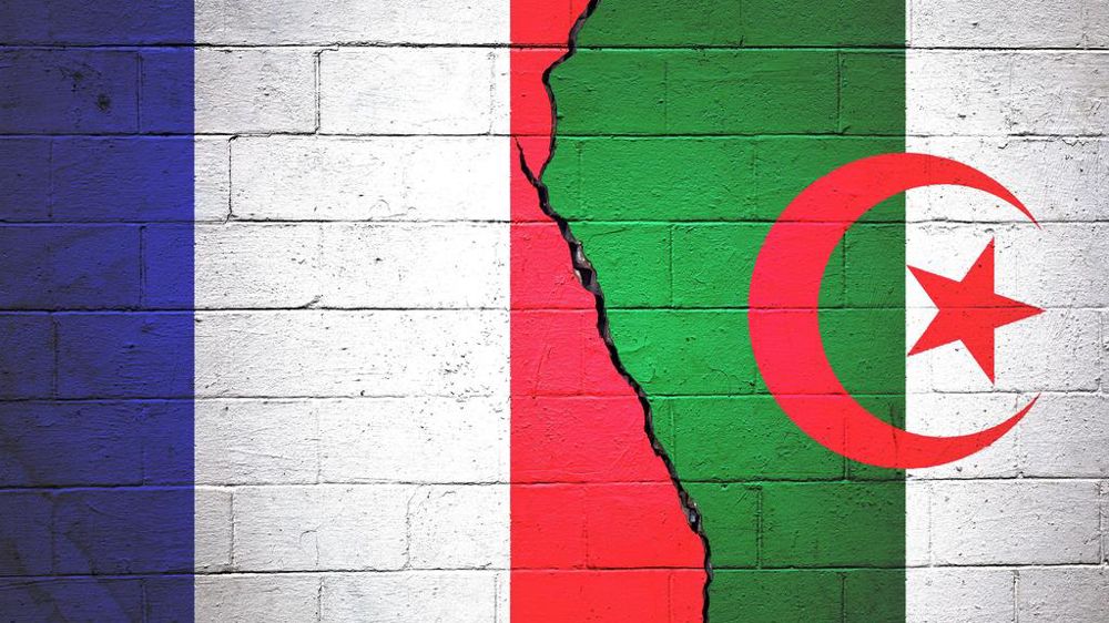 Drapeaux français et algérien sur un mur fissuré