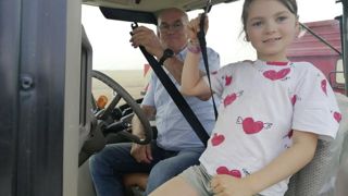 A bord des tracteurs, le transport des enfants doit se faire sur un siège adapté avec une ceinture de sécurité. A bord des tracteurs, le transport des enfants doit se faire sur un siège adapté avec une ceinture de sécurité.
