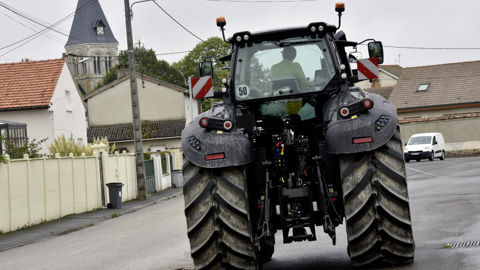 Il existe des règles de conditions d’âge et d’affectation du véhicule pour toutes conduites sur des voies ouvertes à la circulation, y compris les chemins d’exploitation.
