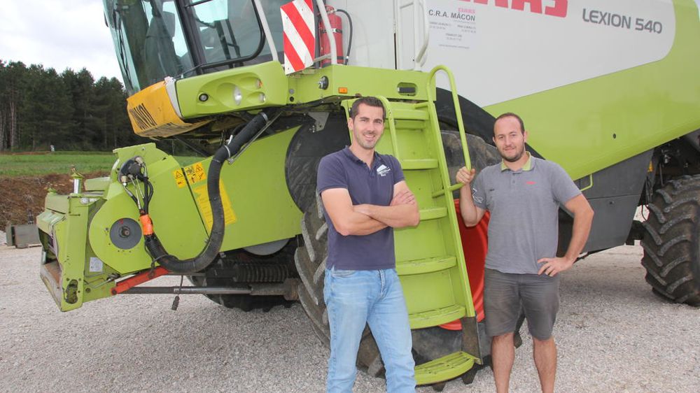 Nicolas Munerot et Tony Andrey (de gauche à droite) ont réalisé leurs premières prestations de battage en 2021. Ils envisagent désormais l’achat d’une troisième moissonneuse-batteuse pour l’été 2025.