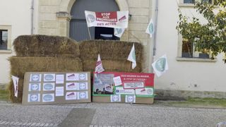 Des agriculteurs ont manifesté ce 15 novembre 2024 devant les centres des impôts de Tarascon et Châteaurenard dans les Bouches-du-Rhône. Des agriculteurs ont manifesté ce 15 novembre 2024 devant les centres des impôts de Tarascon et Châteaurenard dans les Bouches-du-Rhône.