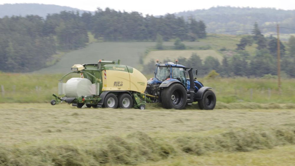 Nous avons récolté du foin sur une parcelle en pente, non loin de Marvejols en Lozère et confectionné 55 balles en une heure.