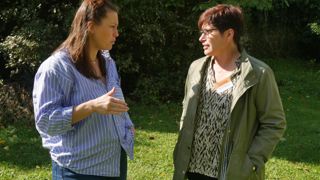 Manon André (à gauche) et Nathalie Menegazzo, deux femmes agricultrices et professionnelles du tourisme, la première en Ariège, la deuxième dans le Gers.