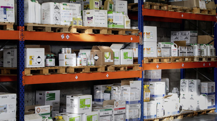 Les stocks importants, le recul des surfaces de céréales et les comportements d'achat prudents ont fait chuter les ventes de produits phytosanitaires par les firmes en 2024.