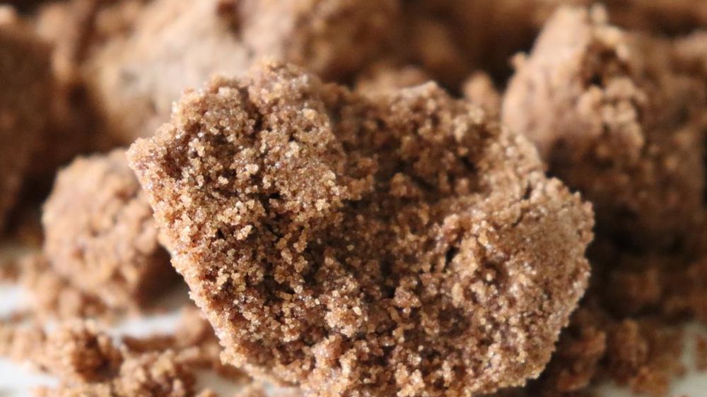 Le sucre dark muscovado de l’île Maurice contient 15 % de mélasse, ce qui lui donne sa couleur très foncée et ses arômes intenses.