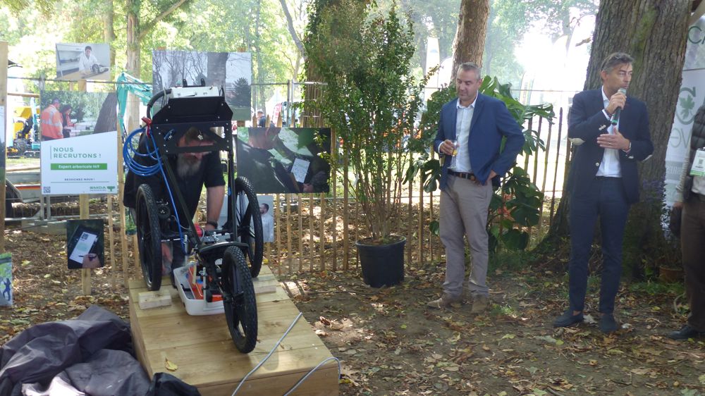 Présentation du radar racinaire sur le stand de l'entreprise durant Salonvert. Les 40 ans SMDA ont été fêtés avec les collaborateurs et les clients durant le salon.
