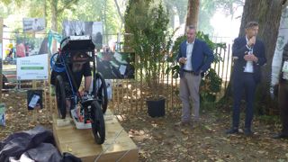 Présentation du radar racinaire sur le stand de l'entreprise durant Salonvert. Les 40 ans SMDA ont été fêtés avec les collaborateurs et les clients durant le salon.