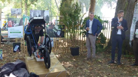 Présentation du radar racinaire sur le stand de l'entreprise durant Salonvert. Les 40 ans SMDA ont été fêtés avec les collaborateurs et les clients durant le salon. Présentation du radar racinaire sur le stand de l'entreprise durant Salonvert. Les 40 ans SMDA ont été fêtés avec les collaborateurs et les clients durant le salon.