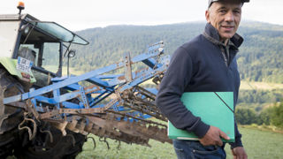 Pierre-Yves Massacrier, agriculteur dans la Loire, a déposé un brevet en 2016 pour une herse suspendue qu'il a construit. Pierre-Yves Massacrier, agriculteur dans la Loire, a déposé un brevet en 2016 pour une herse suspendue qu'il a construit.