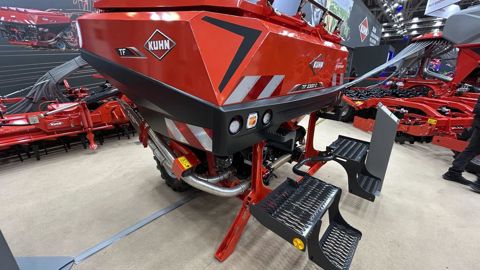 Kuhn : une trémie frontale à double cuve de 2 360 L