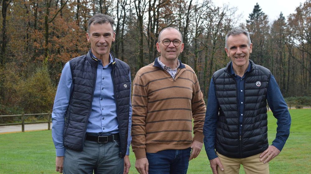 Olivier Joreau (à g.) va prendre la suite de Jacques Bourgeais (à dr.) à la direction générale du groupe Cavac et travaillera en binôme avec le président, Jérôme Calleau (au centre).