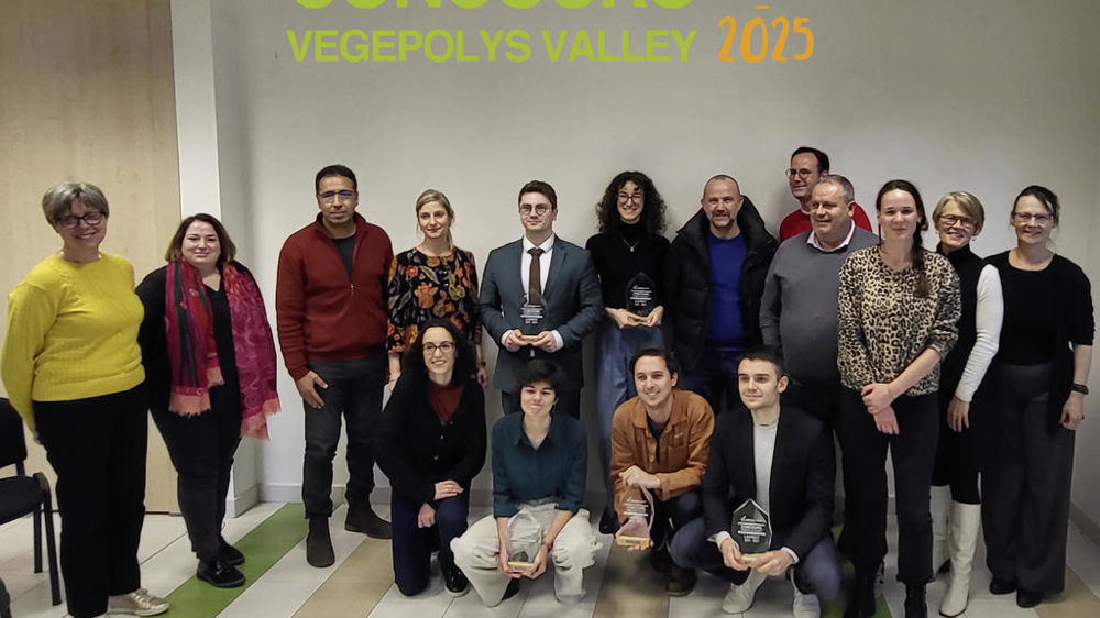 Parmi les onze start-up candidates, le concours d’innovations de Végépolys Valley a récompensé cinq projets. Les lauréats en compagnie du jury et de Flavie Delattre, présidente du pôle de compétitivité.