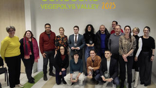 Parmi les onze start-up candidates, le concours d’innovations de Végépolys Valley a récompensé cinq projets. Les lauréats en compagnie du jury et de Flavie Delattre, présidente du pôle de compétitivité. Parmi les onze start-up candidates, le concours d’innovations de Végépolys Valley a récompensé cinq projets. Les lauréats en compagnie du jury et de Flavie Delattre, présidente du pôle de compétitivité.
