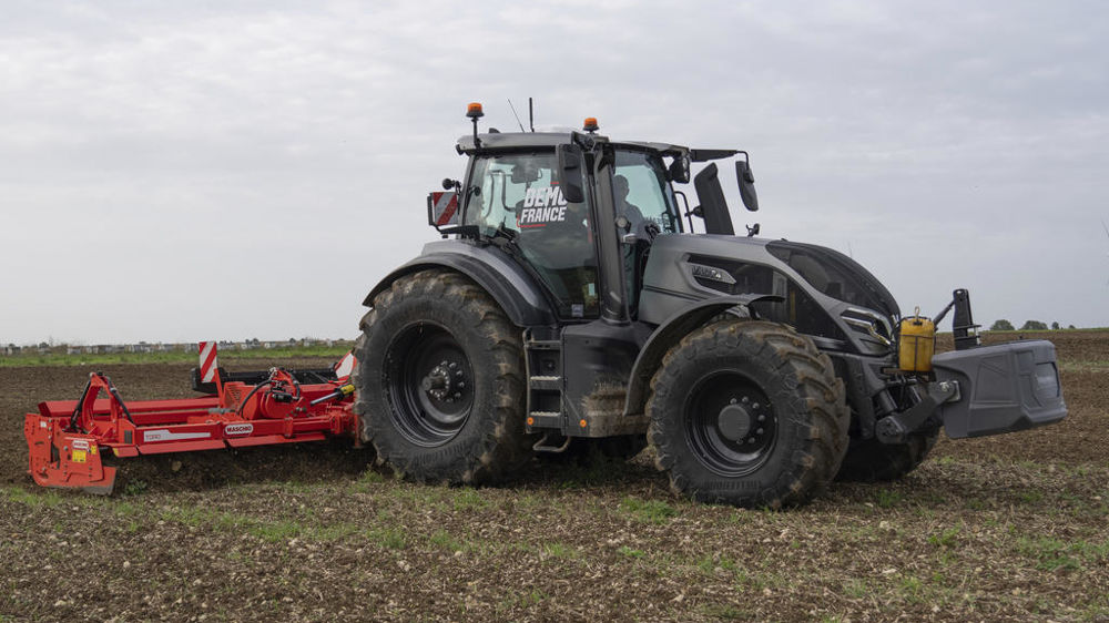 Valtra Q305 Direct : une cabine dotée d'un terminal accessible