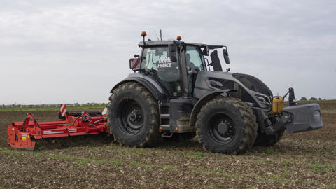 Valtra Q305 Direct : une cabine dotée d'un terminal accessible Valtra Q305 Direct : une cabine dotée d'un terminal accessible