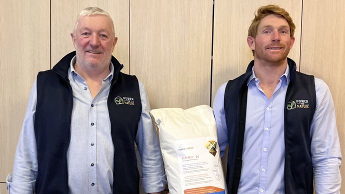 Jean-Martin Niesner et son fils Pierre, deux agriculteurs mosellans, ont fondé la start-up Power the Nature et lancent pour 2025 le biostimulant FertiRoc.