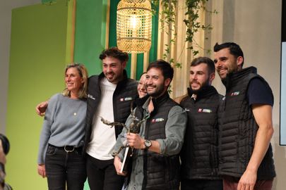 Antoine de Lavalette (au centre) tient son trophée de maître jardinier 2023, accompagné de son équipe qui a vécu une aventure intense et inoubliable. (©Matériel et Paysage) Antoine de Lavalette (au centre) tient son trophée de maître jardinier 2023, accompagné de son équipe qui a vécu une aventure intense et inoubliable. (©Matériel et Paysage)