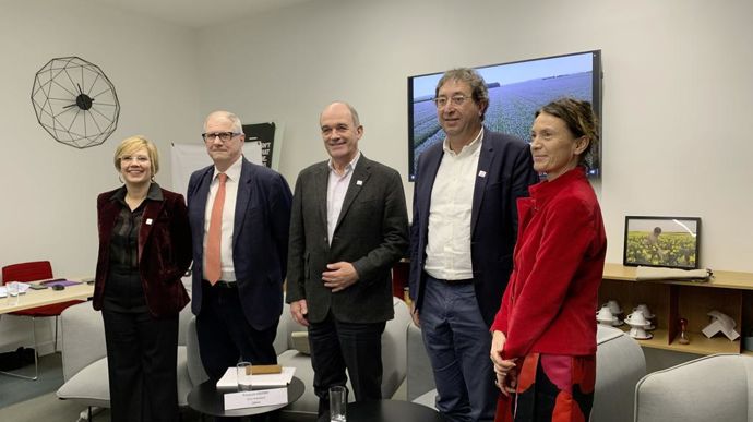 De gauche à droite : Anne-Laure Fondeur, directrice du contrôle officiel et de qualité des semences et plants, Jean-Marc Bournigal, directeur général de Semae, François Desprez, vice-président, Pierre Pagès, président, et Patricia Guillamot, directrice de la communication, en conférence de presse à Paris, mardi 10 décembre.