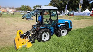 L'autonomie annoncée avec un broyeur d'herbe de 120 cm de largeur de travail varie, selon les conditions, entre 3 et 6 heures.