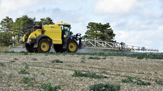 Près de neuf agriculteurs sur dix mettent en avant la baisse de l'utilisation des phytos comme solution pour réaliser la transition agroenvironnementale.